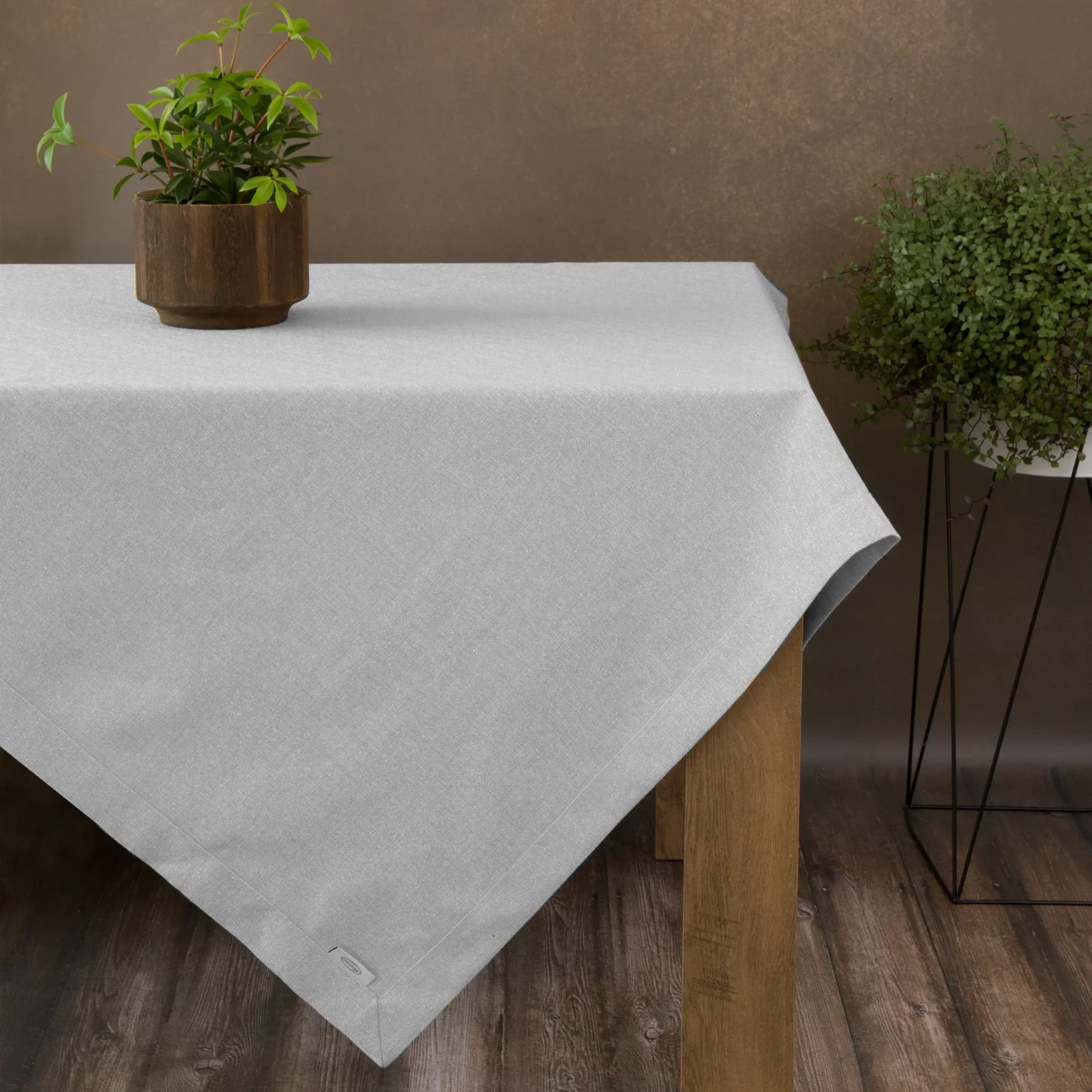 Obrus srebrny 145x300 cm z tkaniny przypominającej płótno STELLA 2 z podwójną listwą na brzegach