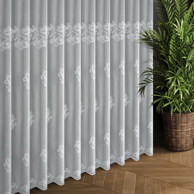 Tkanina firanowa aden zdobiona haftem w formie roślinnych ornamentów