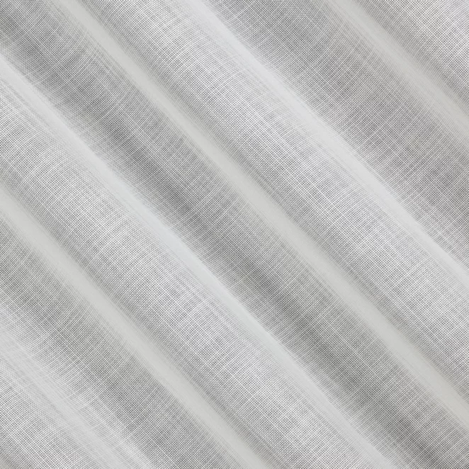 E25/3 Firana szyta na taśmie 5 cm biała o luźnym splocie z dodatkiem transparentnej nici, nadającej delikatny połysk tkaninie, wykończona obciążnikiem