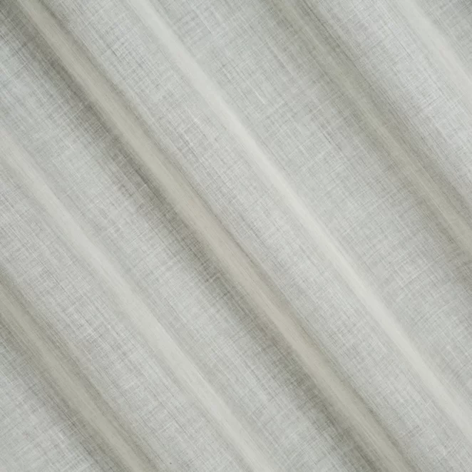 M200/6 Firana szyta na taśmie 5 cm beżowa z gładkiej etaminy z efektem melanżu, wykończona obciążnikiem
