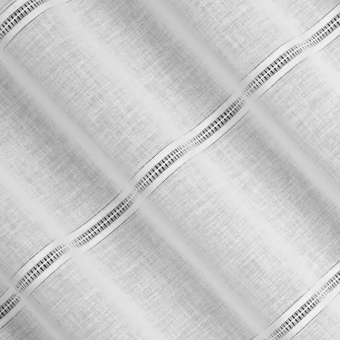 H196/5 Firana szyta na taśmie 5 cm biała z matowej tkaniny o wyglądzie lnu przetykanej ażurowymi paskami, wykończona obciążnikiem