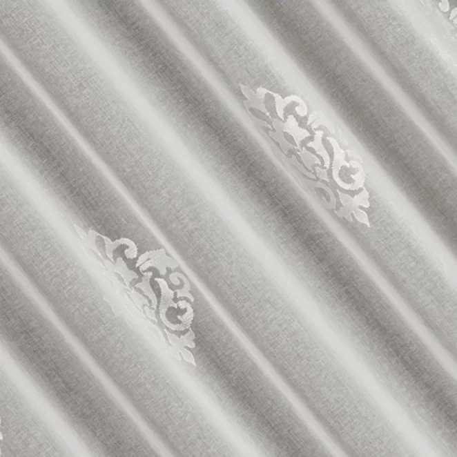 P295/3 Firana szyta na taśmie 5 cm naturalna z delikatnej etaminy zdobionej ornamentowym haftem, wykończonej obciążnikiem