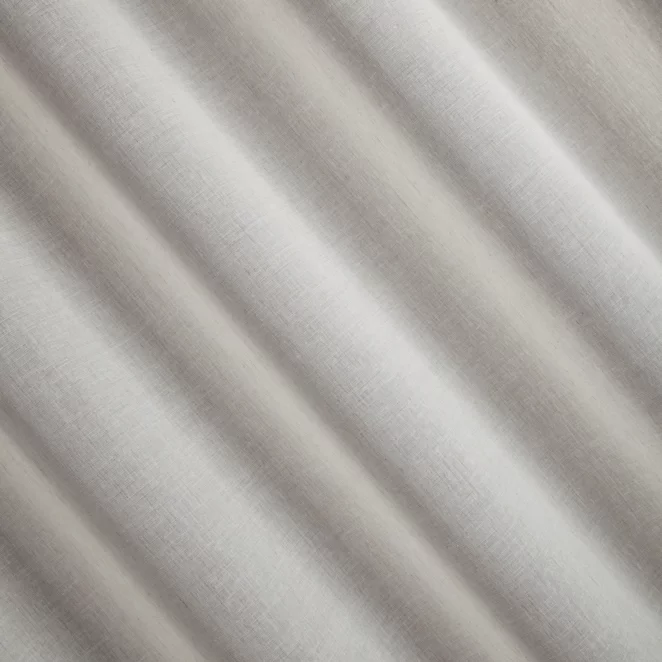 R227/2 Firana szyta na taśmie 5 cm naturalna z delikatnej etaminy wykończonej obciążnikiem
