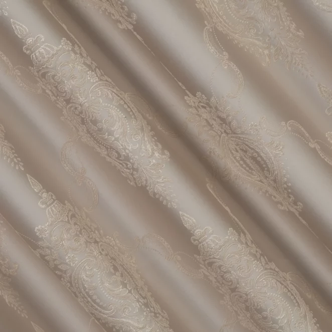 L145/4 Zasłona szyta na taśmie 5 cm jasnobeżowa z eleganckiej tkaniny w duży ornamentowy wzór