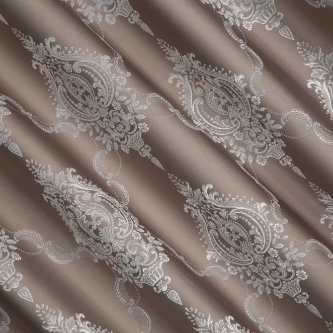 L146/4 Zasłona szyta na taśmie 5 cm ciemnobeżowo srebrna z eleganckiej tkaniny w duży ornamentowy wzór