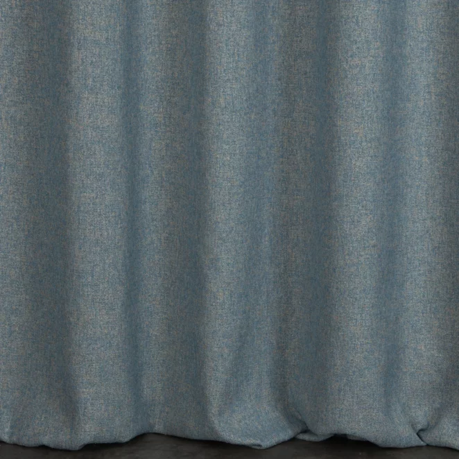 E38/5 Zasłona szyta na taśmie 5 cm błękitna z tkaniny w stylu eko i efektem melanżu