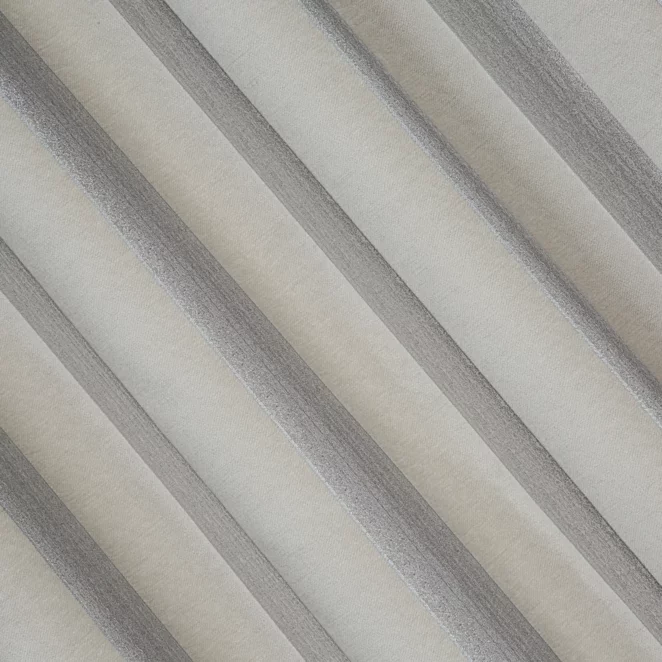 E134/3 Zasłona szyta na taśmie 5 cm srebrna z szenilowej tkaniny w klasyczne pionowe pasy przetykane błyszczącą nicią