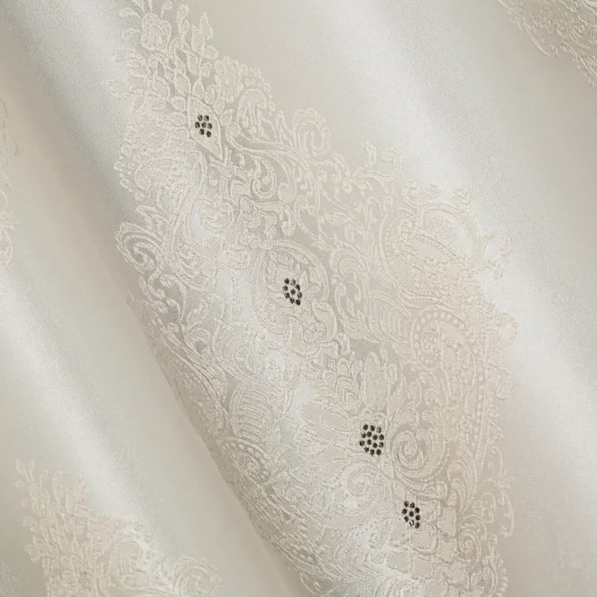 P246/3 Zasłona szyta na taśmie 5 cm kremowa z tkaniny w klasyczny wzór ornamentowy z drobnym błyszczącym akcentem