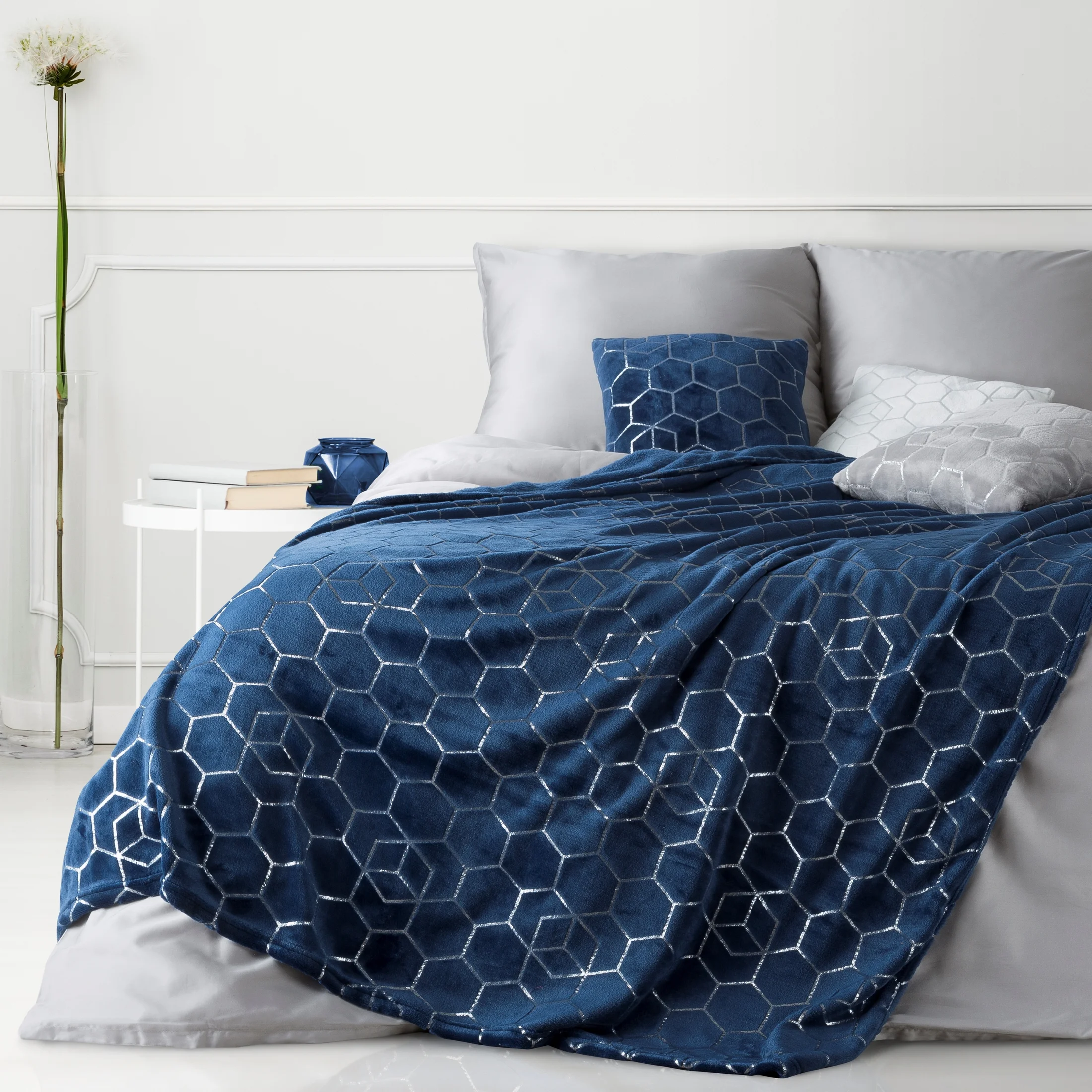 DESIGN 91 Koc VANESA na fotel zdobiony srebrnym geometrycznym nadrukiem