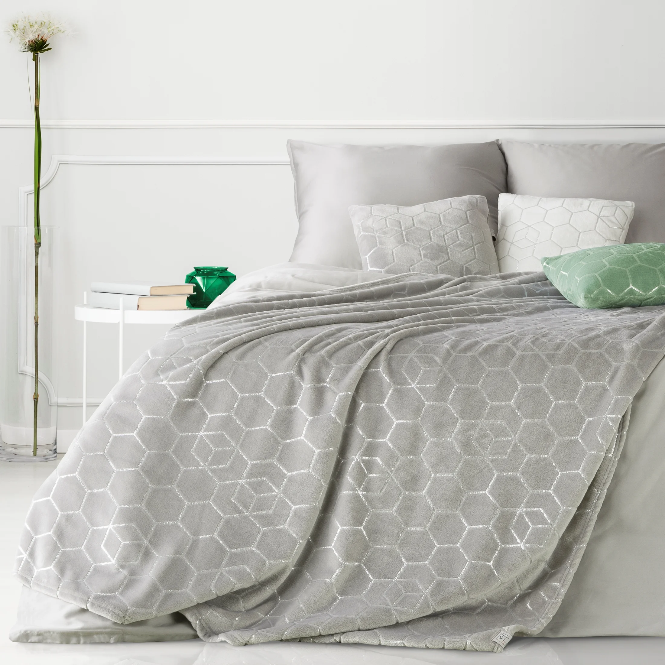 DESIGN 91 Koc VANESA zdobiony srebrnym geometrycznym nadrukiem