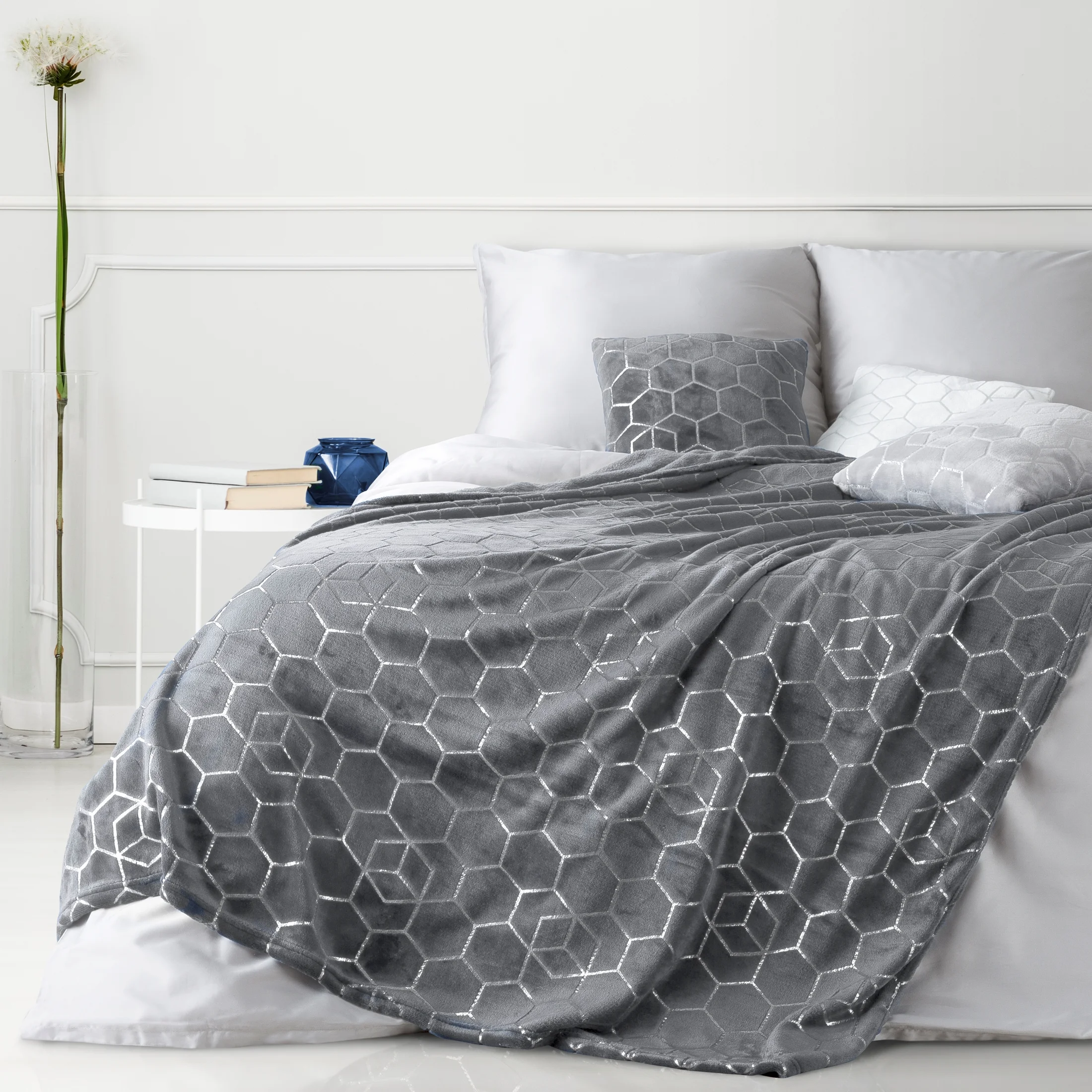 DESIGN 91 Koc VANESA zdobiony srebrnym geometrycznym nadrukiem