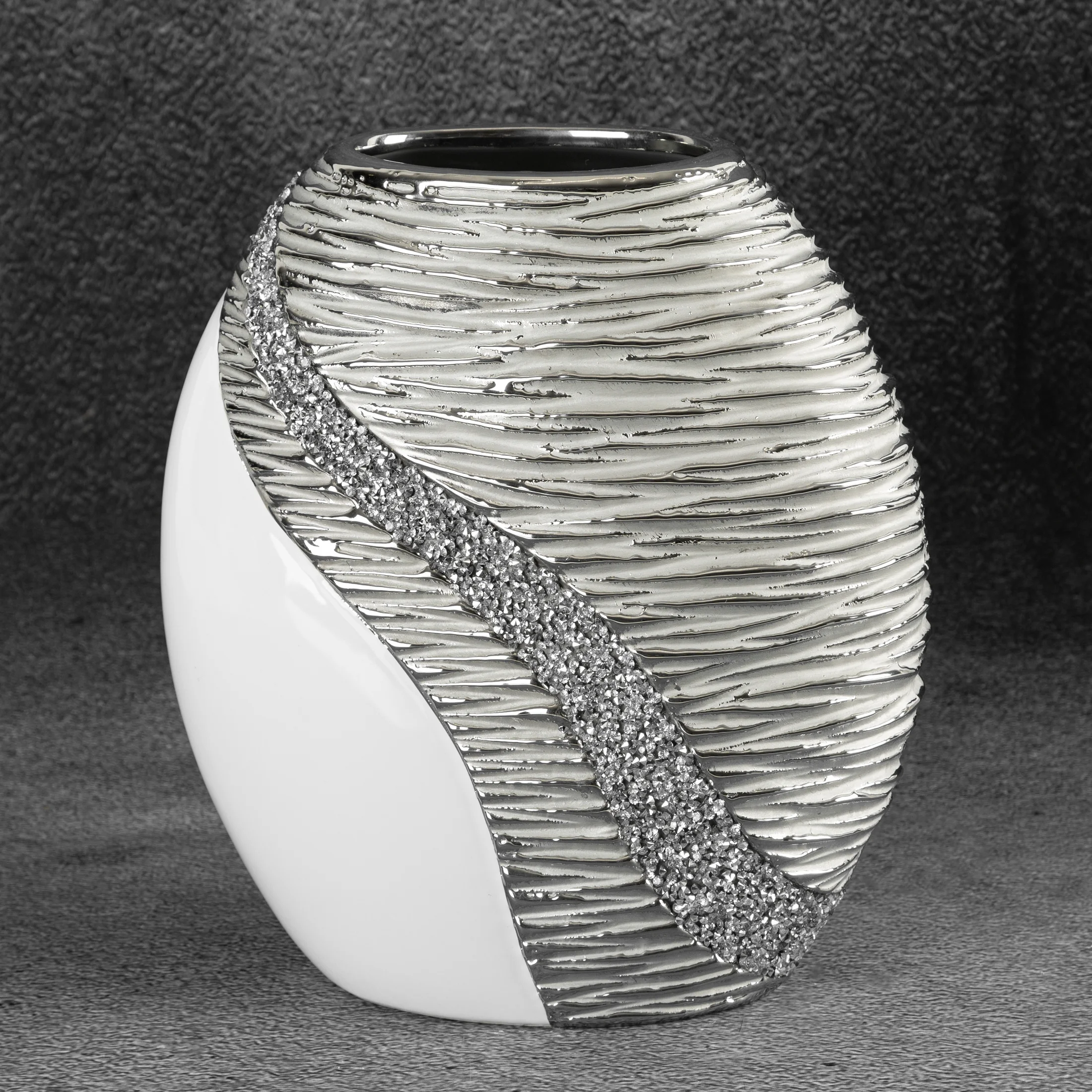 Wazon ceramiczny ADONA zdobiony wytłaczanym wzorem oraz lśniącymi kryształkami