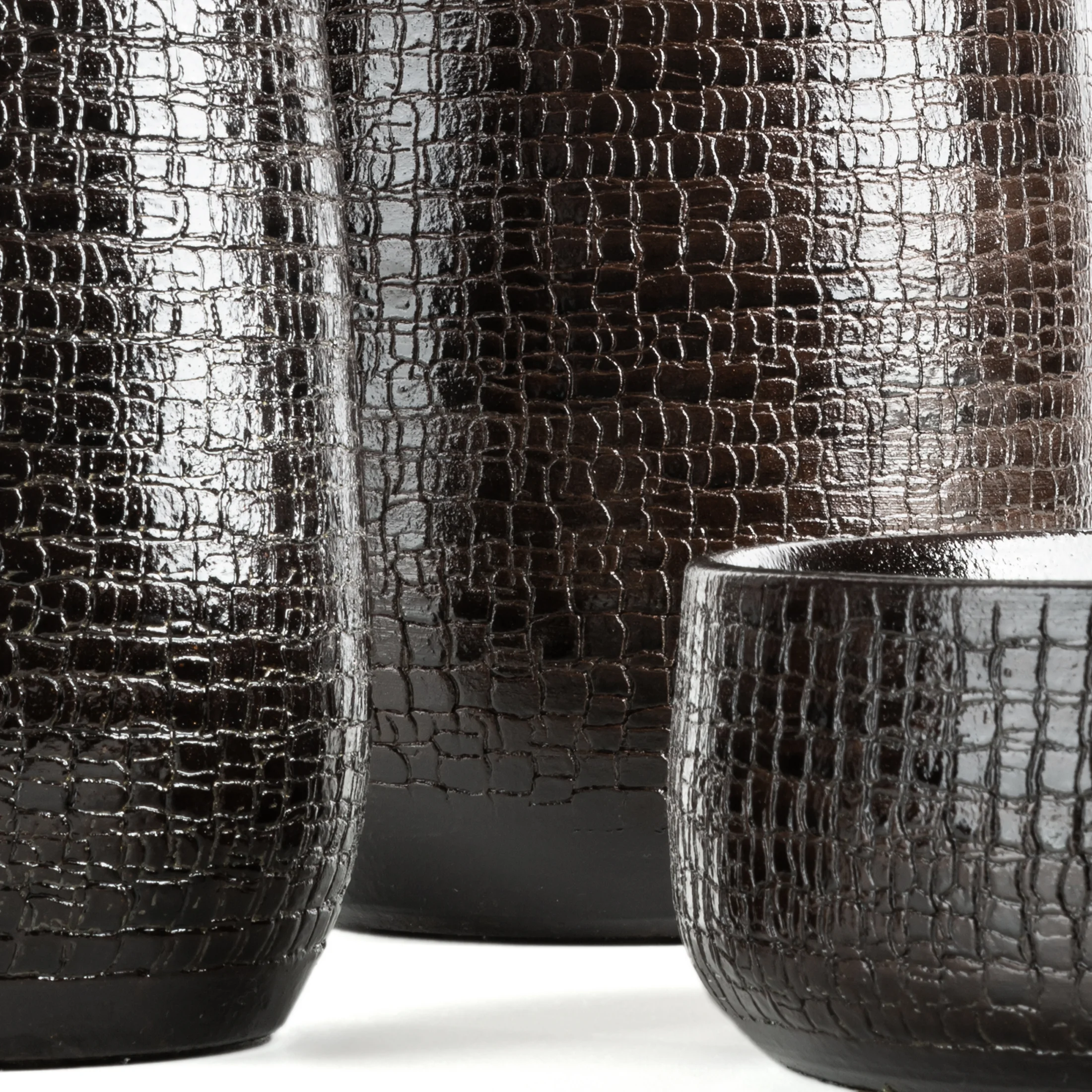 Wazon ceramiczny ciemnobrązowy dekoracyjny z subtelnym wytłaczanym wzorem średnica 14x24 cm