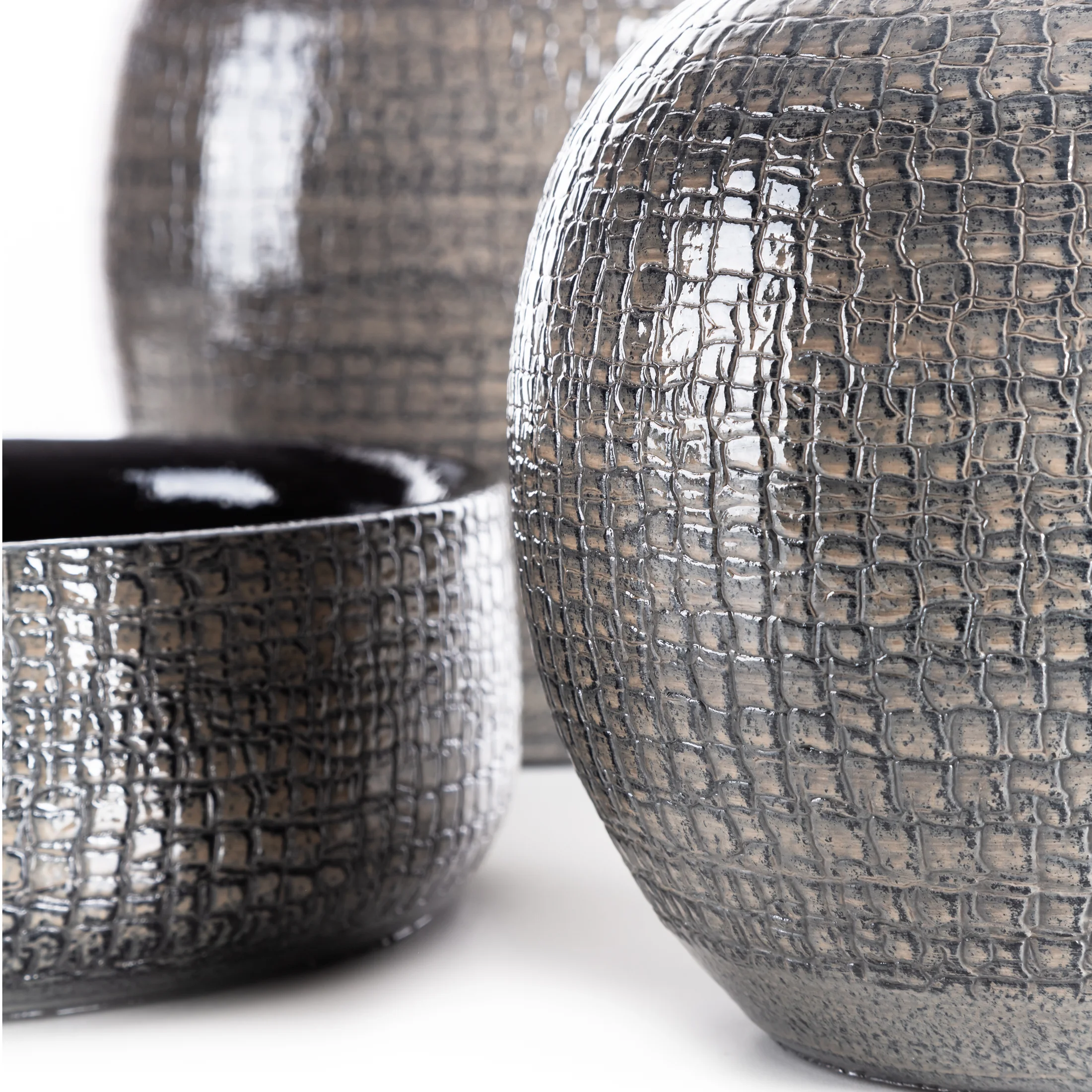 Wazon ceramiczny ciemnoszary dekoracyjny z subtelnym wytłaczanym wzorem średnica 19x19 cm
