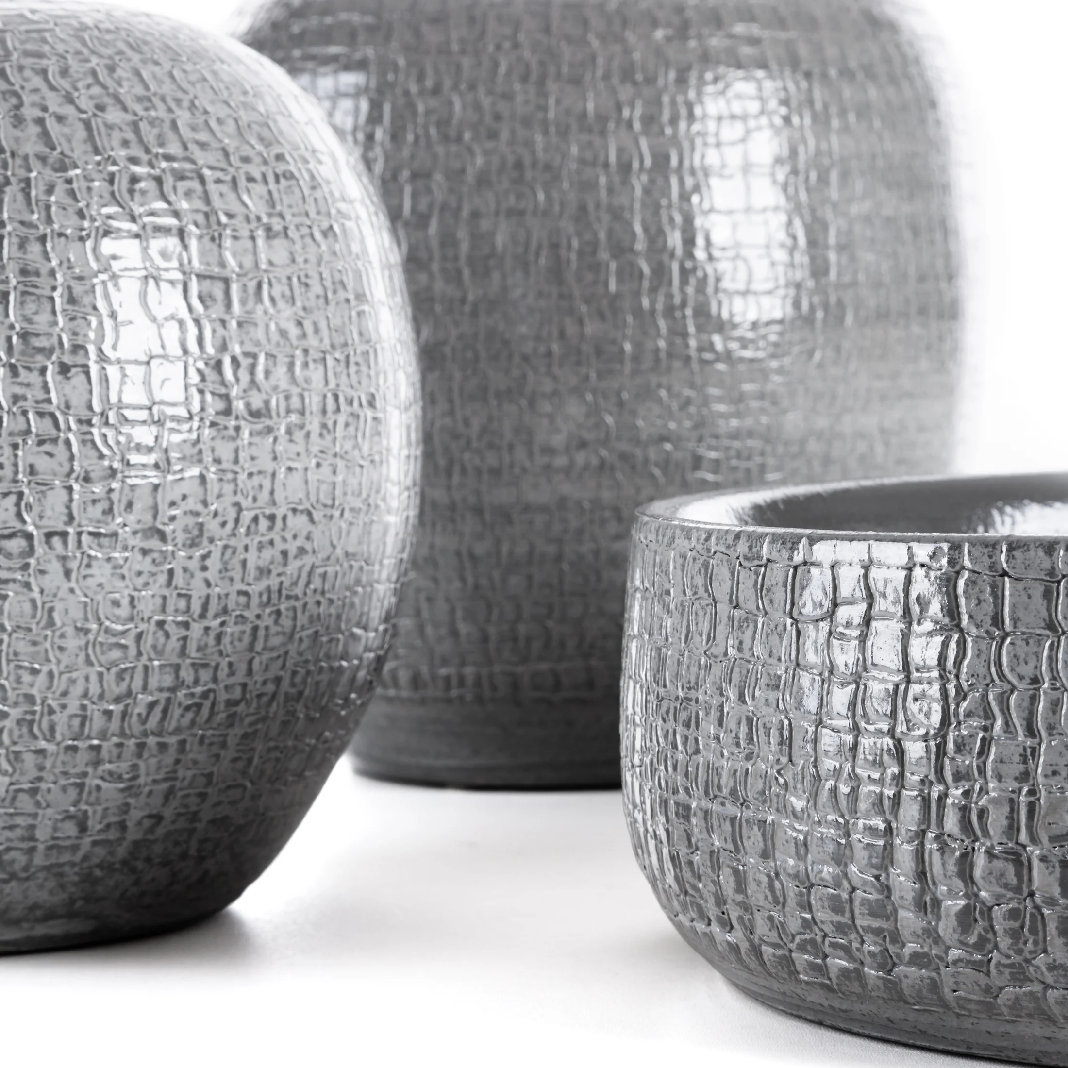 Wazon ceramiczny jasnoszary dekoracyjny z subtelnym wytłaczanym wzorem średnica 22x22 cm