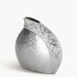 Wazon ceramiczny srebrny łączący strukturalną powierzchnie z lśniącym wzorem 20x8x19 cm ALIRA