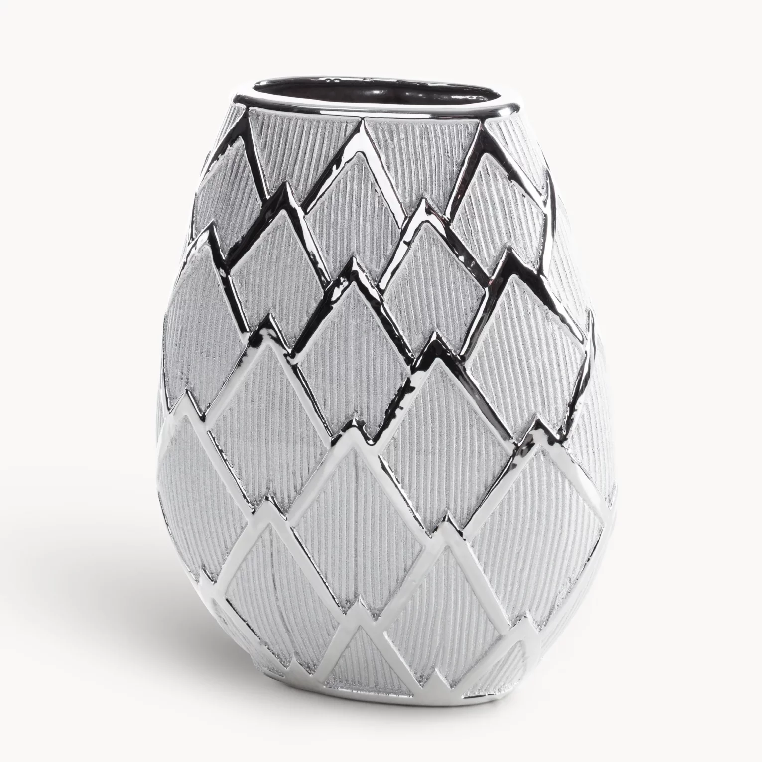 Wazon srebrny dekoracyjny  z lśniącym geometrycznym wzorem 25x11x34 cm SAELA