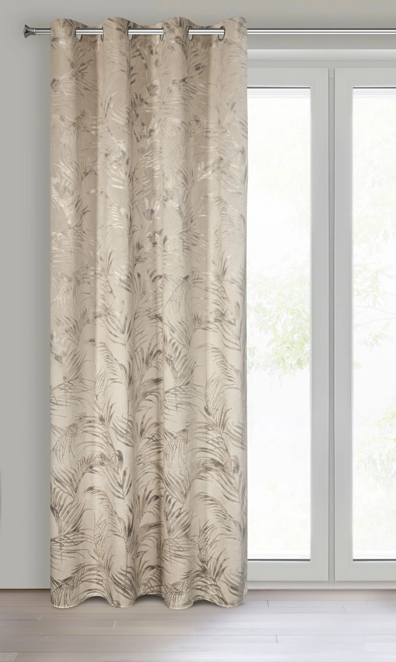 Zasłona beżowo, szampańska zdobiona nadrukiem liści palm z welwetu 135x270 cm przelotka - DEBRA