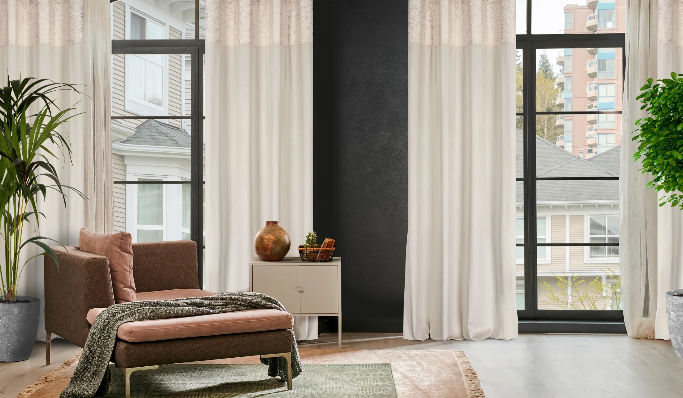 Zasłona kremowa z aplikacją z błyszczącego welwetu 140x250 cm przelotka - AGNES - Design 91