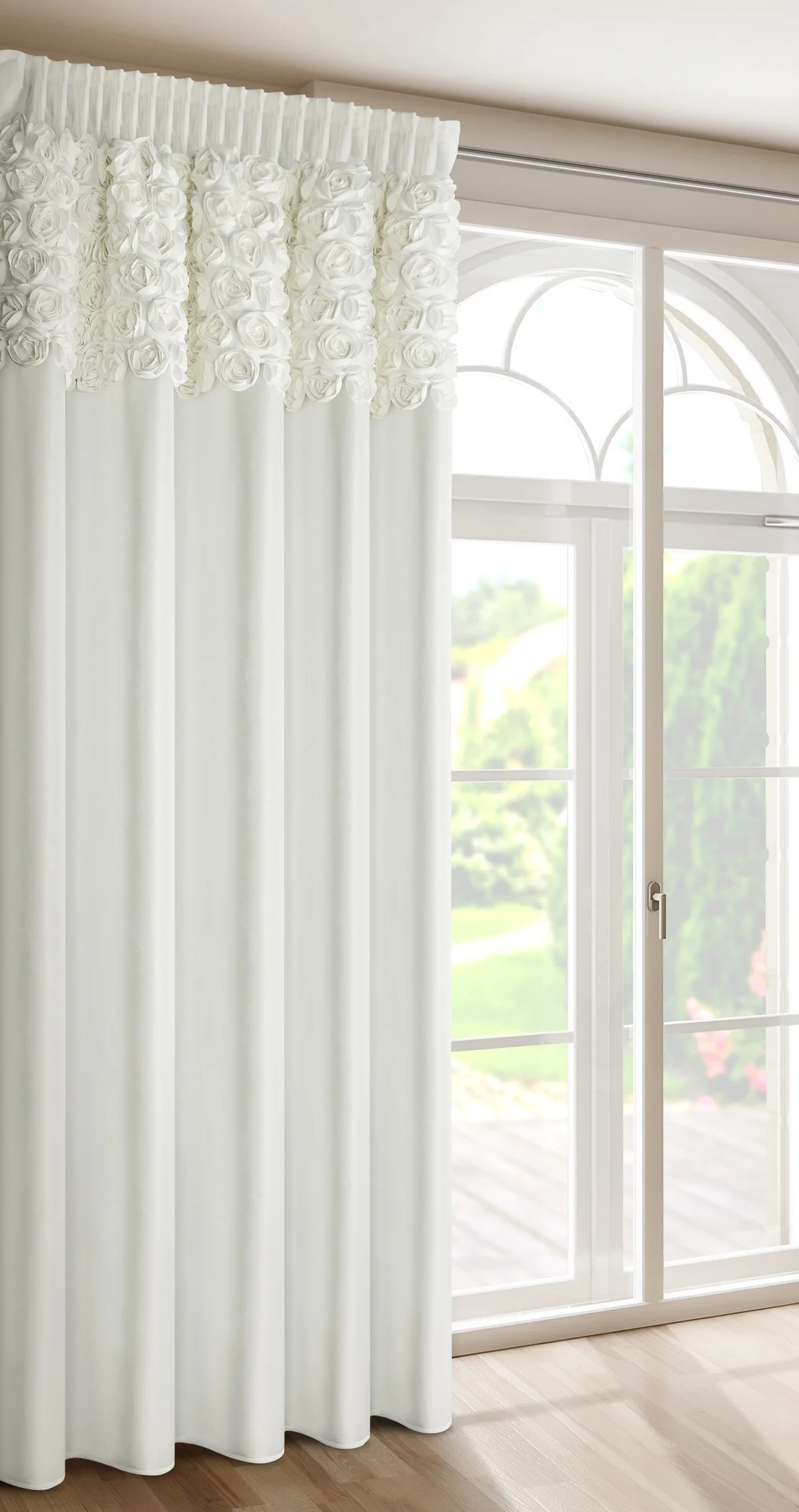 Zasłona kremowa z welwetu zdobiona aplikacją 3D róż 140x270 cm taśma - ROSES Eva Minge