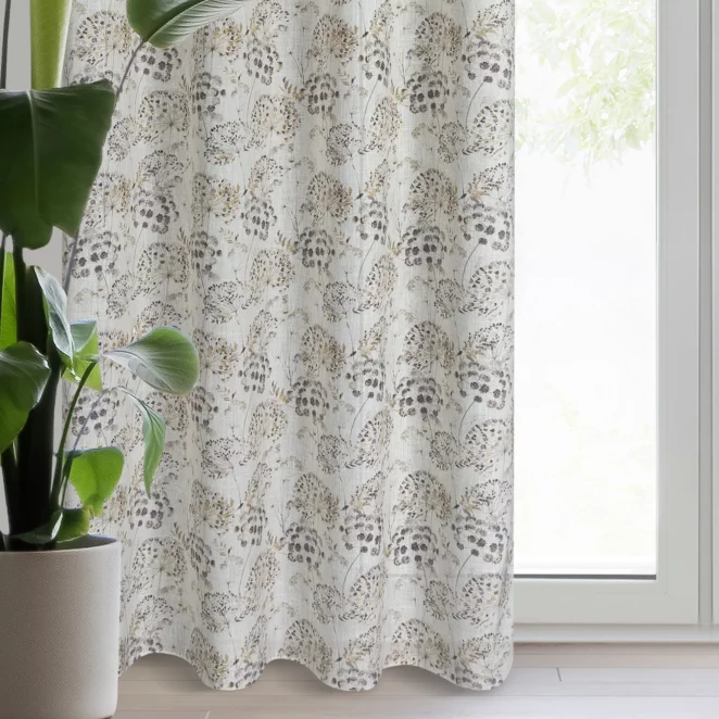 Zasłona naturalno, brazowa z tkaniny z dodatkiem lnu zdobiona nadrukiem polnych kwiatów 140x250 cm przelotka - MIRA