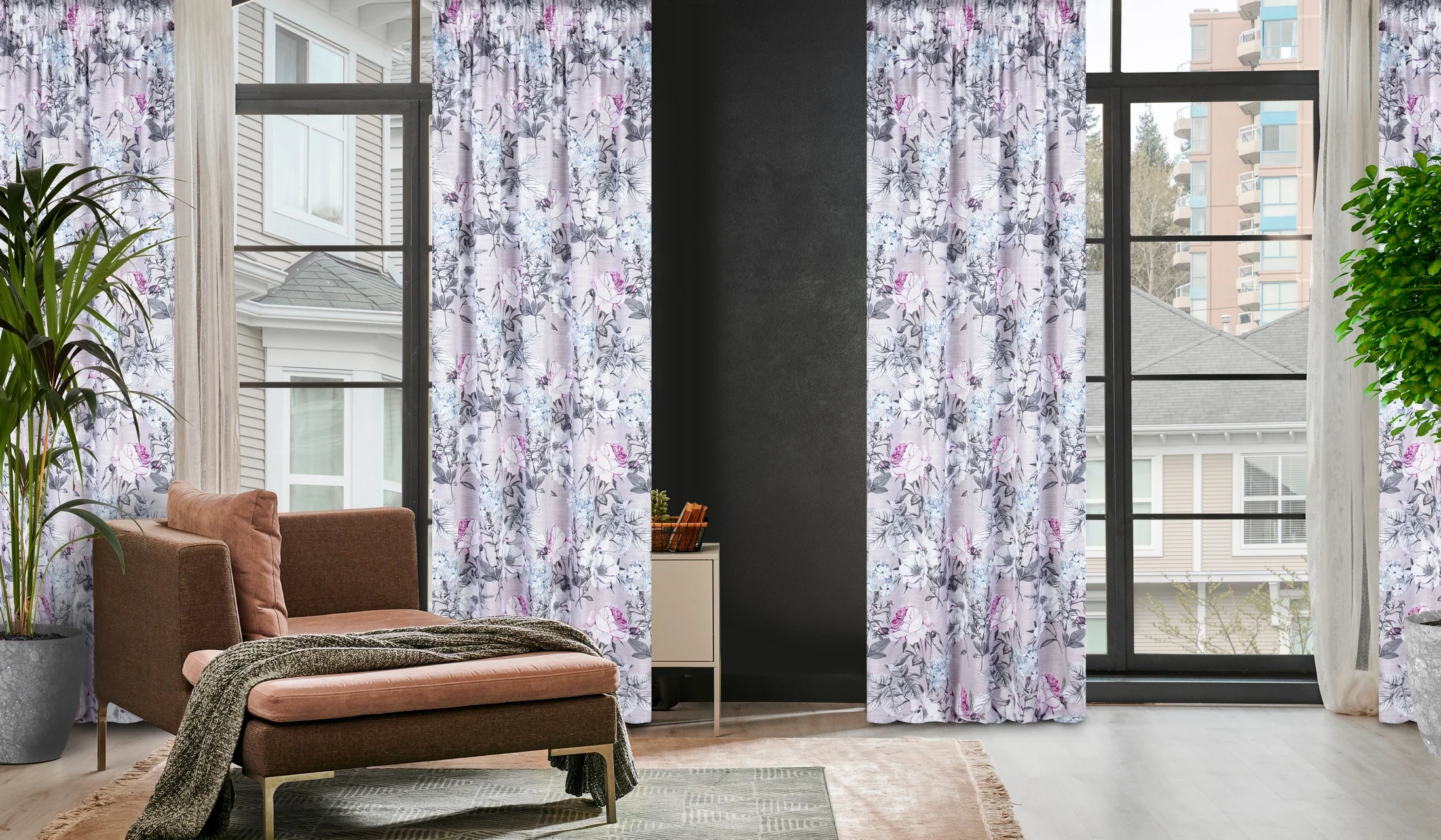 Zasłona różowo, fioletowa z nadrukiem kwiatów z lekkiej etaminy 140x270 cm taśma - HONEY