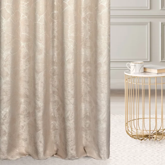 Zasłona szyta na flexach beżowa z tkaniny z wzorem przetykanym błyszczącą nicią