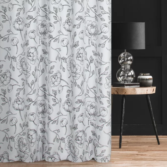 Zasłona szyta na flexach biało czarna z miękkiej tkaniny z nadrukiem w kwiaty