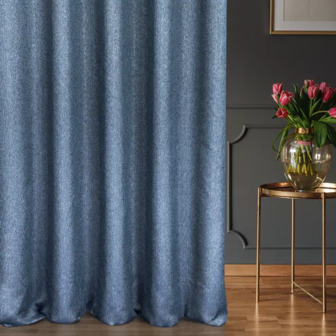 Zasłona szyta na flexach granatowa z tkaniny z dodatkiem połyskującej nici, z widocznym ozdobnym splotem