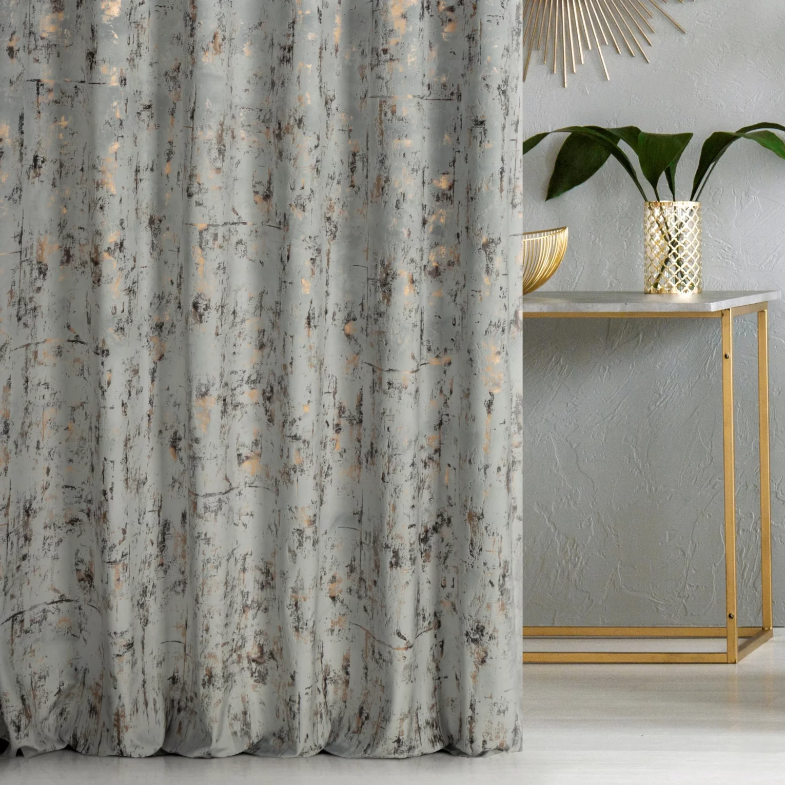 Zasłona szyta na flexach jasnosrebrno złocista z tkaniny welwetowej zdobionej połyskującym drukiem