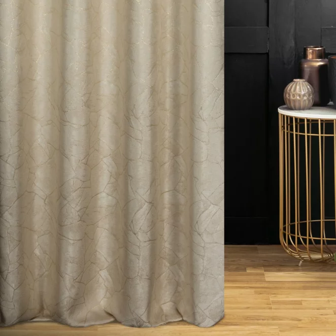 Zasłona szyta na flexach kremowa z tkaniny z wzorem przetykanym błyszczącą nicią