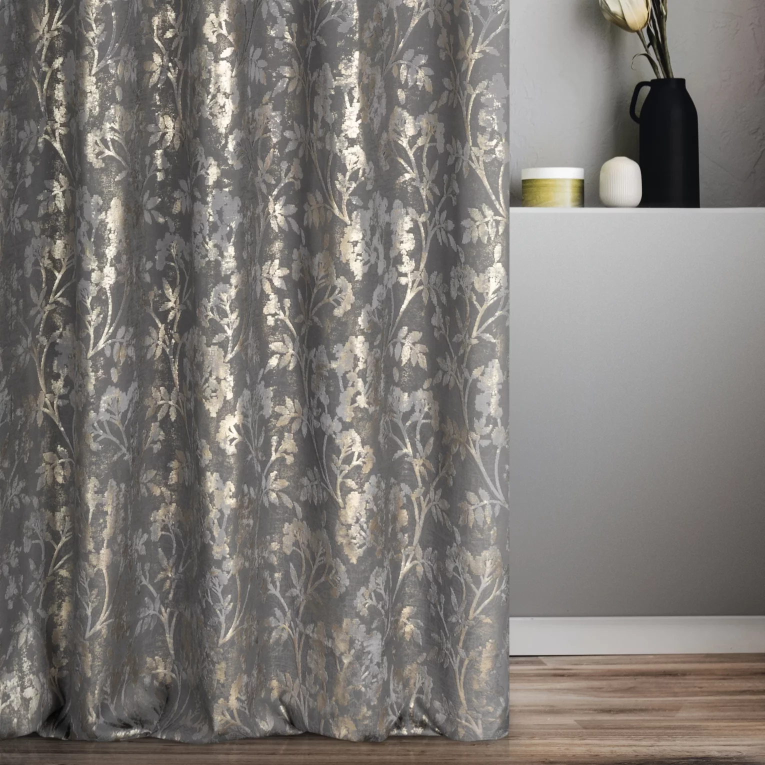 Zasłona szyta na przelotkach grafitowo złocista z grubej, welwetowej tkaniny z roślinnym wzorem, zdobiona delikatnie połyskującym nadrukiem