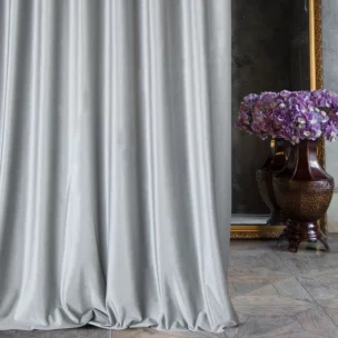 Zasłona szyta na przelotkach ITALIA srebrna z tkaniny welwetowej o delikatnym połysku