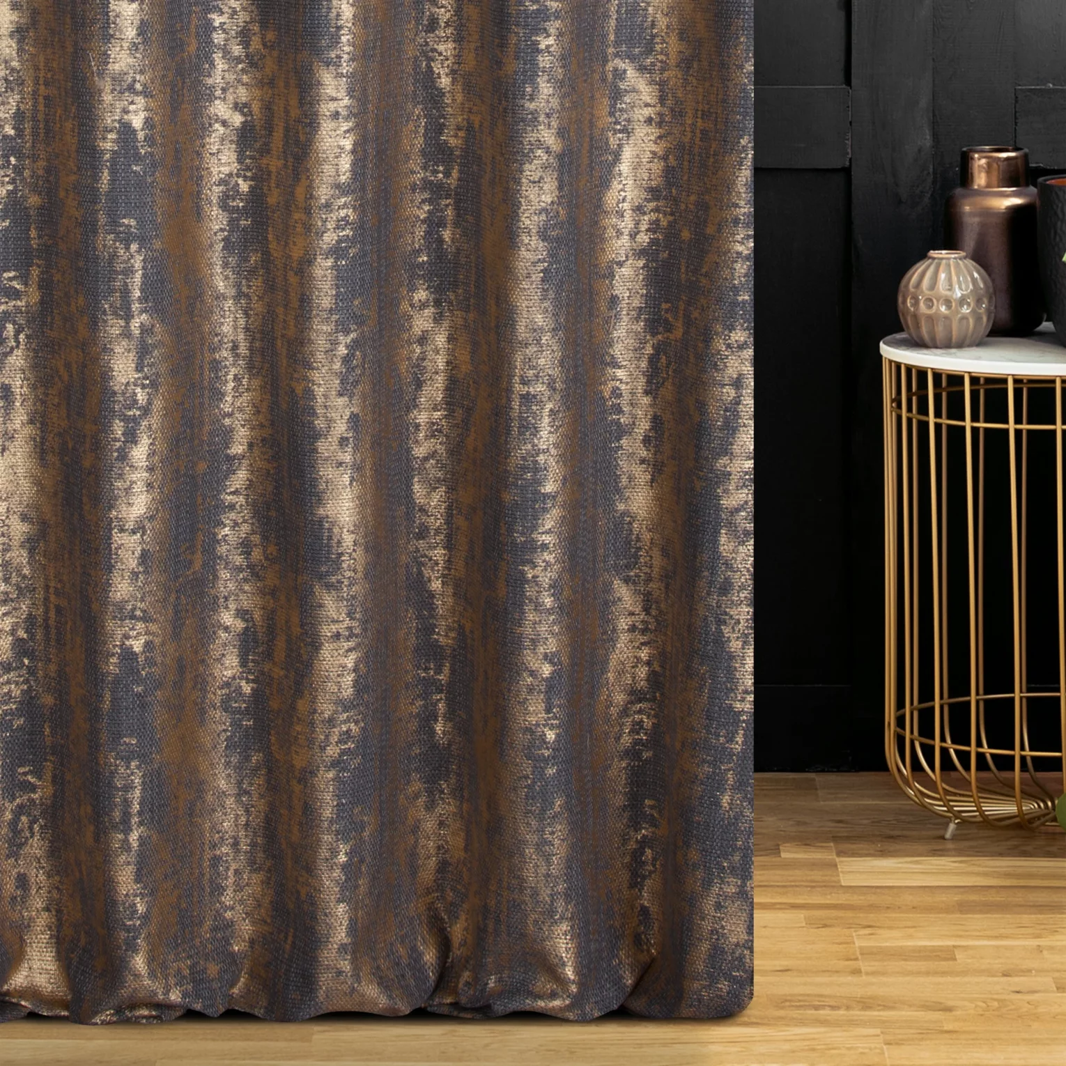 Zasłona szyta na taśmie 5 cm grafitowo złota z eleganckiej tkaniny załonowej o prostym splocie z połyskującym dodatkiem