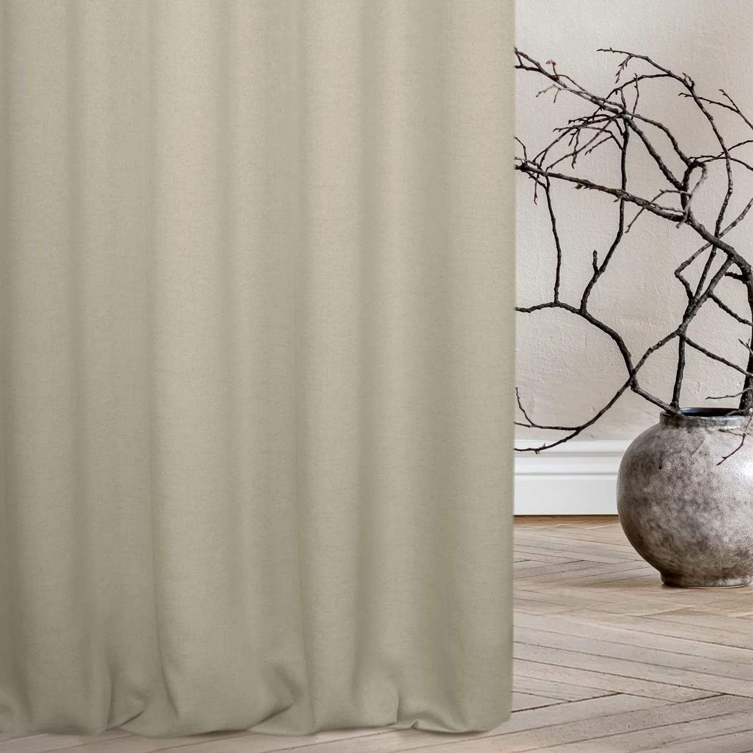 Zasłona szyta na taśmie 8 cm jasnobeżowa z tkaniny w stylu eko o naturalnym splocie