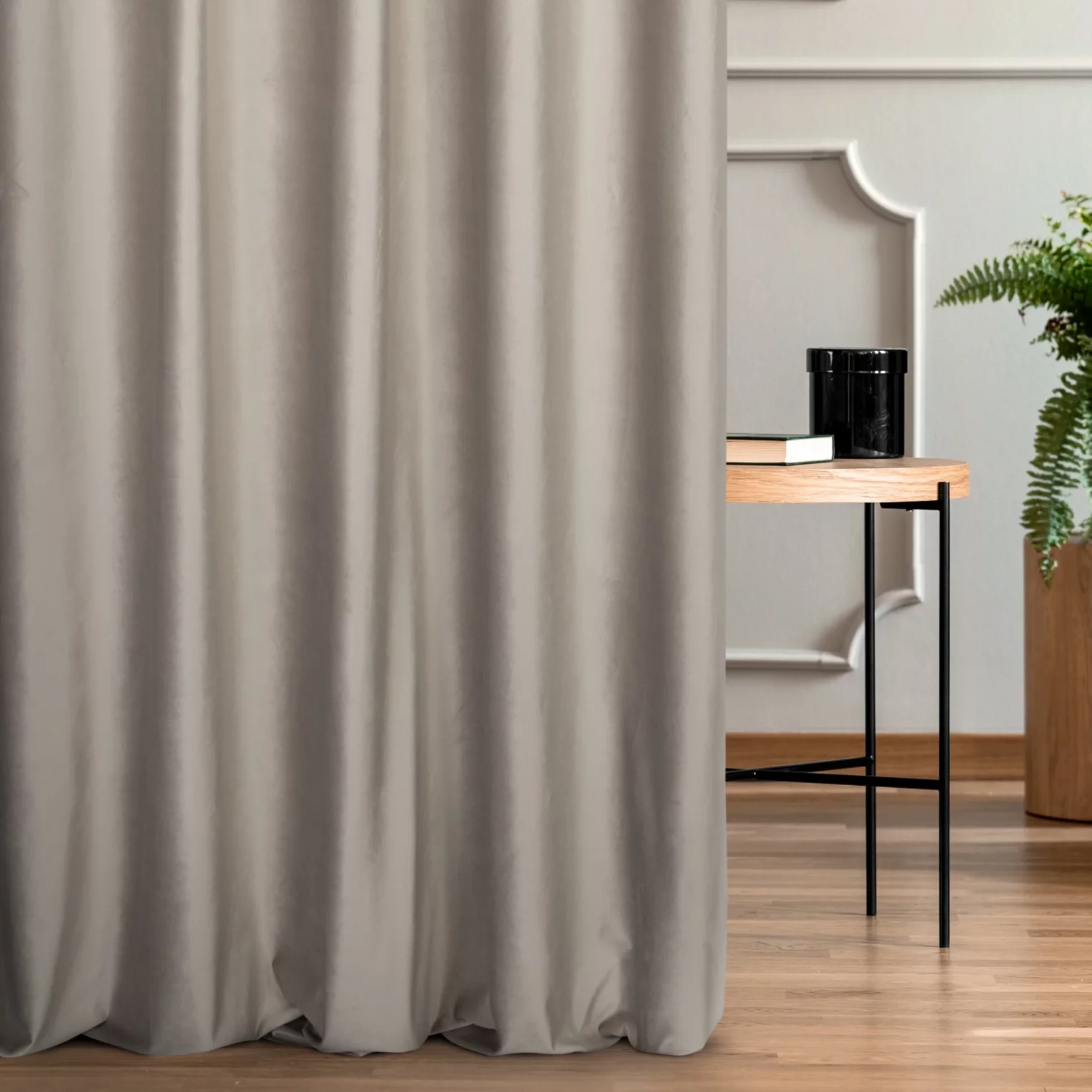 Zasłona szyta na taśmie 8 cm jasnobrązowa z miękkiej półmatowej tkaniny welwetowej