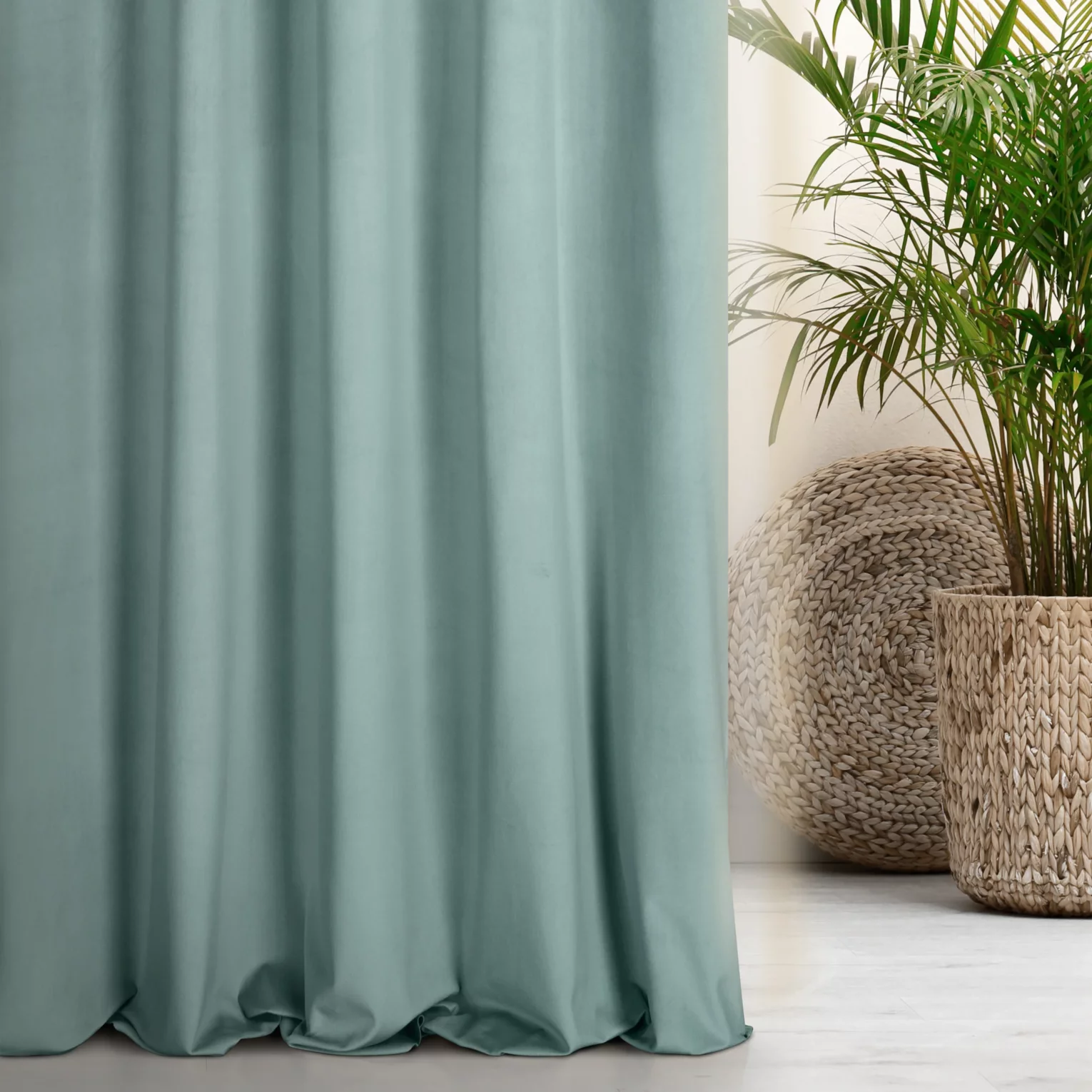Zasłona szyta na taśmie 8 cm miętowa z miękkiej półmatowej tkaniny welwetowej
