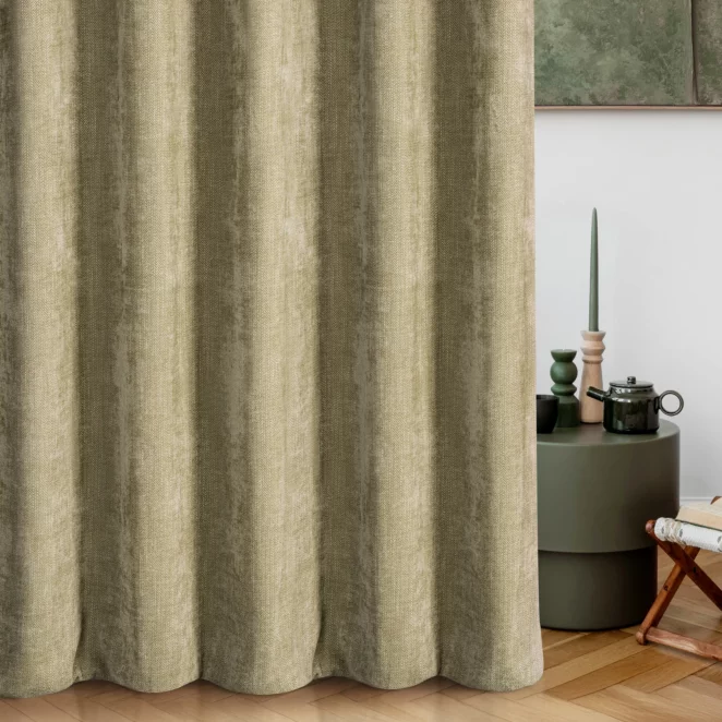 Zasłona szyta na taśmie 8 cm oliwkowa z miękkiej w dotyku tkaniny szenilowej