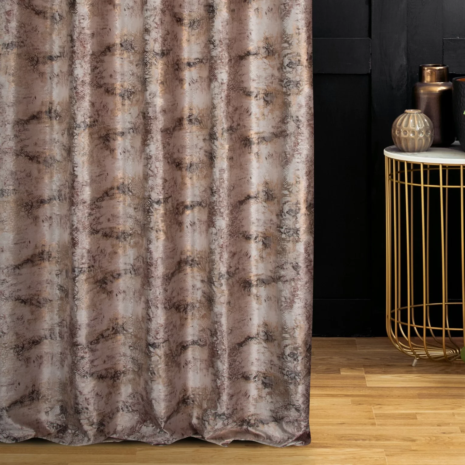 Zasłona szyta na taśmie fala beżowo złota z miękkiej, welwetowej tkaniny z nieregularnym wzorem i błyszczącym nadrukiem Italissima Eva Minge