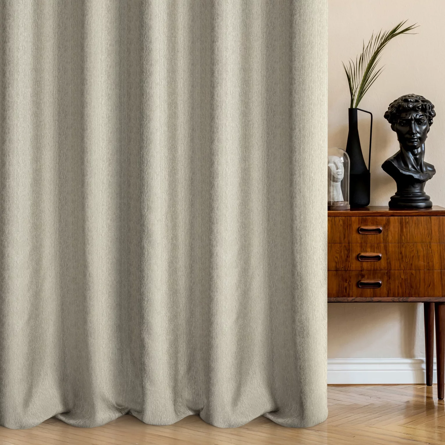 Zasłona szyta na taśmie fala beżowo złota z tkaniny z drobnym błyszczącym wzorem