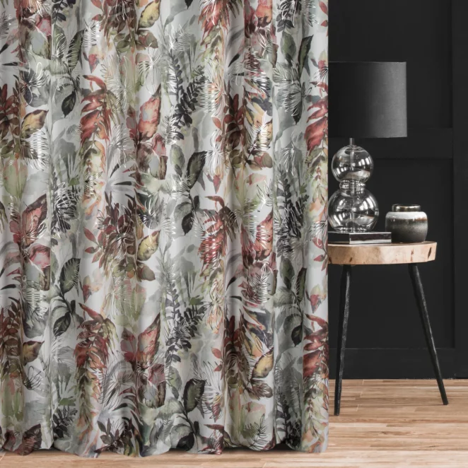 Zasłona szyta na tunelu biało ruda miękka, welwetowa, z nadrukowanym motywem botanicznym i błyszczącymi elementami