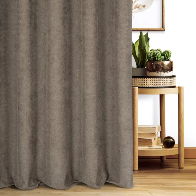 Zasłona szyta na tunelu brązowa z miękkiej w dotyku tkaniny szenilowej