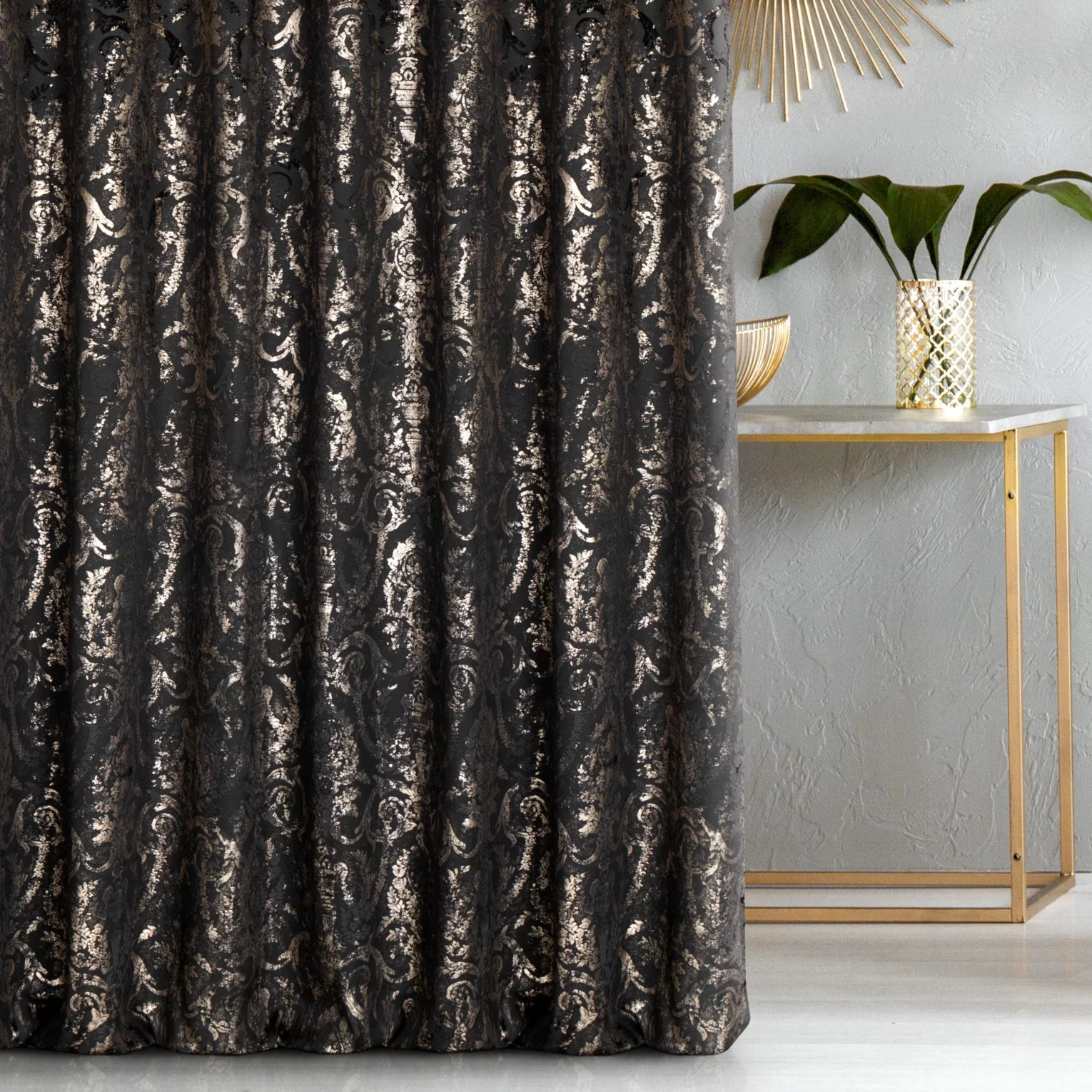 Zasłona szyta na tunelu czarno złocista z grubej, welwetowej tkaniny, zdobiona delikatnie połyskującym nadrukiem