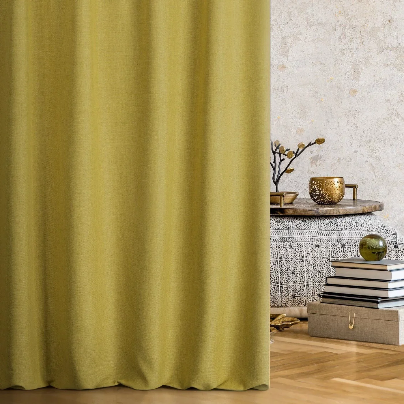 Zasłona szyta na tunelu LOVELY musztardowa z widocznym ozdobnym splotem, o naturalnym charakterze