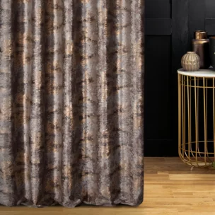 Zasłona szyta na tunelu popielato złota z miękkiej, welwetowej tkaniny z nieregularnym wzorem i błyszczącym nadrukiem Italissima Eva Minge