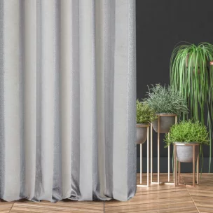 Zasłona szyta na tunelu srebrna z szenilowej tkaniny w klasyczne pionowe pasy przetykane błyszczącą nicią