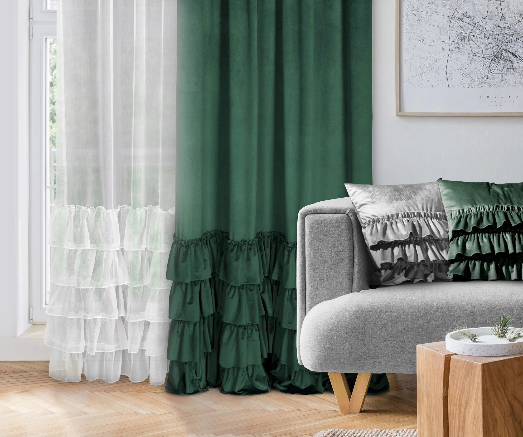 Zasłona welwetowa ciemnozielona zdobiona falbanami 140x270 taśma - CHARLOTTE 1