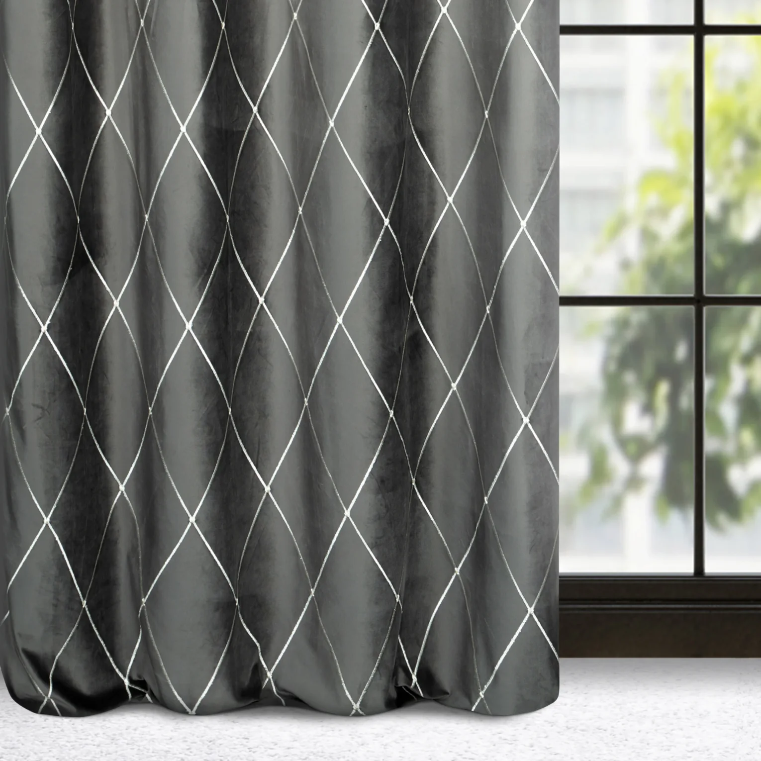 Zasłona welwetowa szaro, srebrna haftowana w duże karo 140x250 cm przelotka - MARGO - Pierre Cardin
