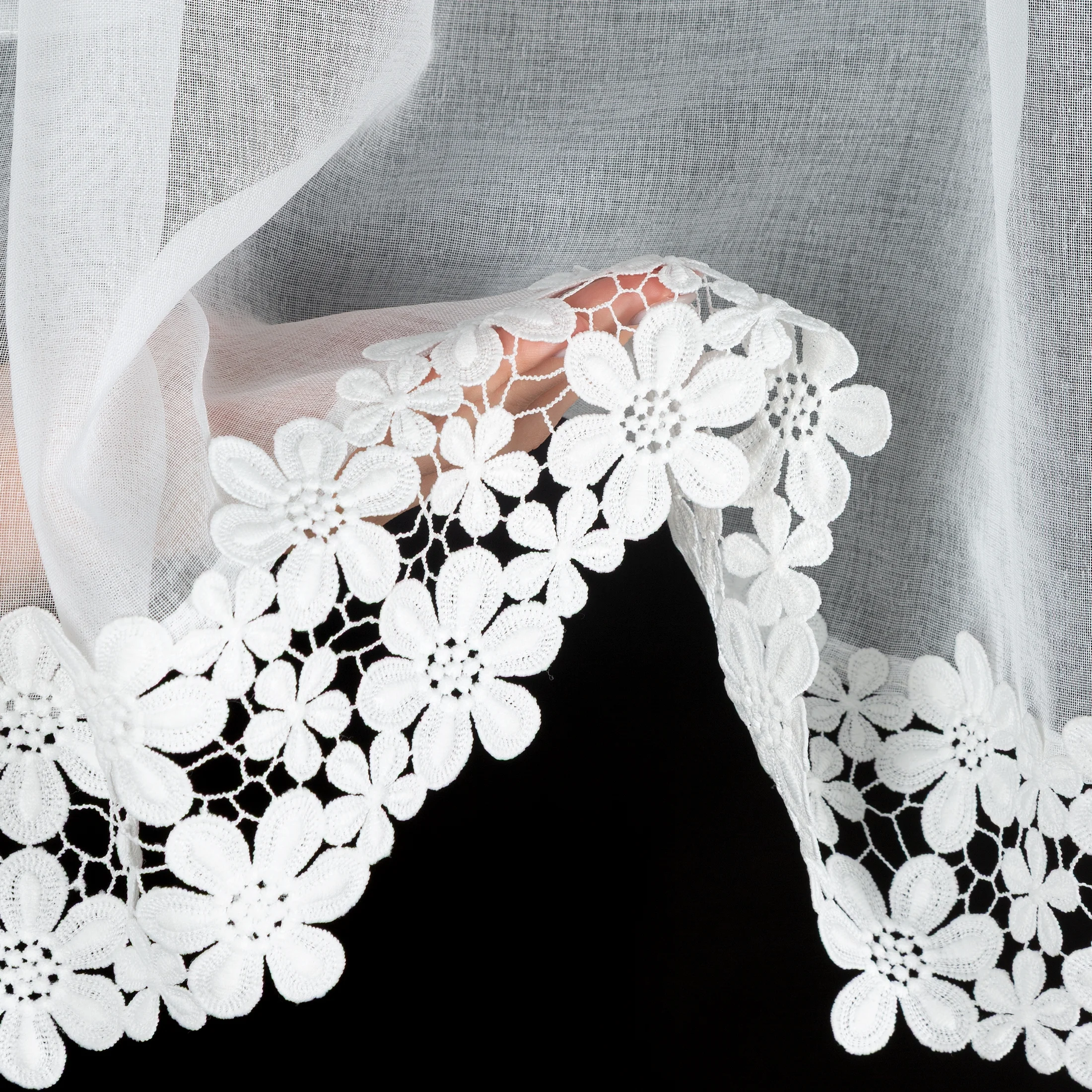 Zazdrostka biała z etaminy zdobiona haftowaną gipiurą 150x40 cm szelki - KAJA