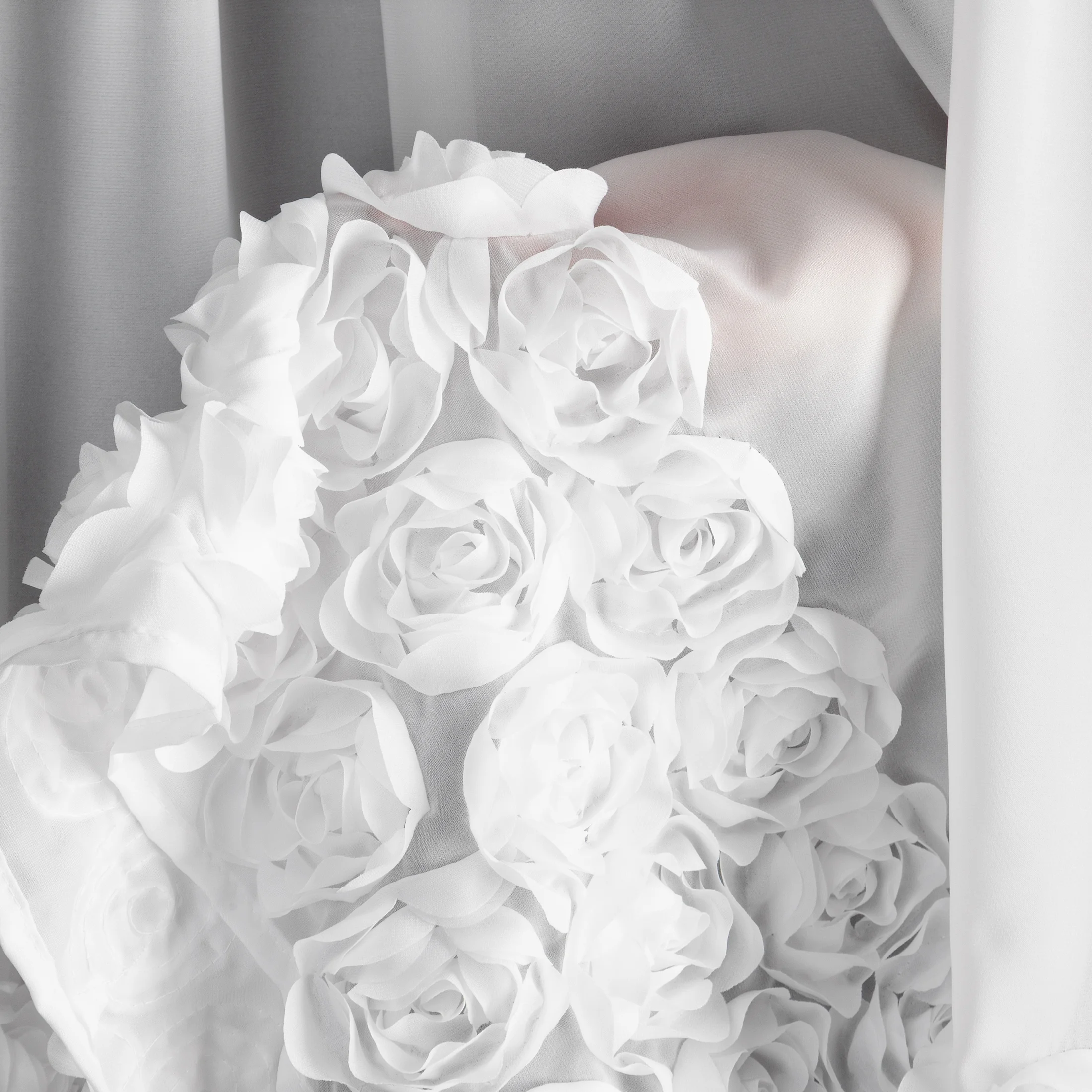 Zazdrostka biała z szyfonu zdobiona różami 3D 150x90 cm taśma - ROSES Eva Minge
